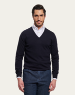 Granatowy sweter z dekoltem w serek z dziewiczej wełny