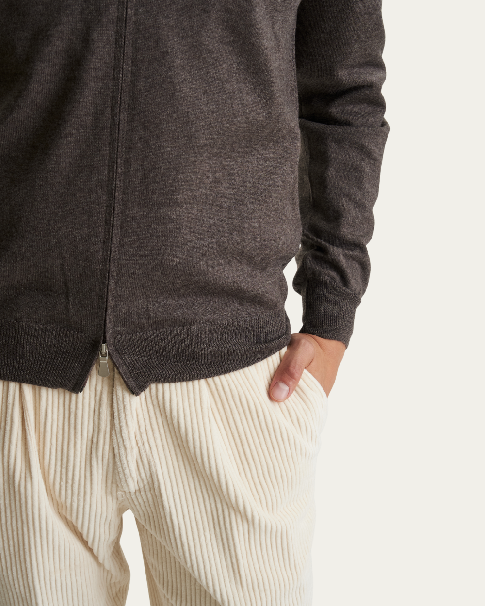 Spodnie sztruksowe w kolorze beżowym. | Devore