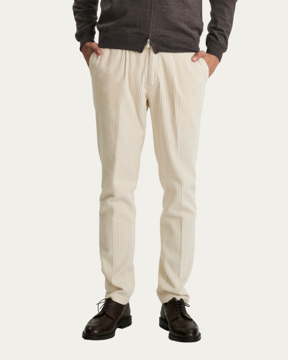 Spodnie sztruksowe w kolorze beżowym. | Devore