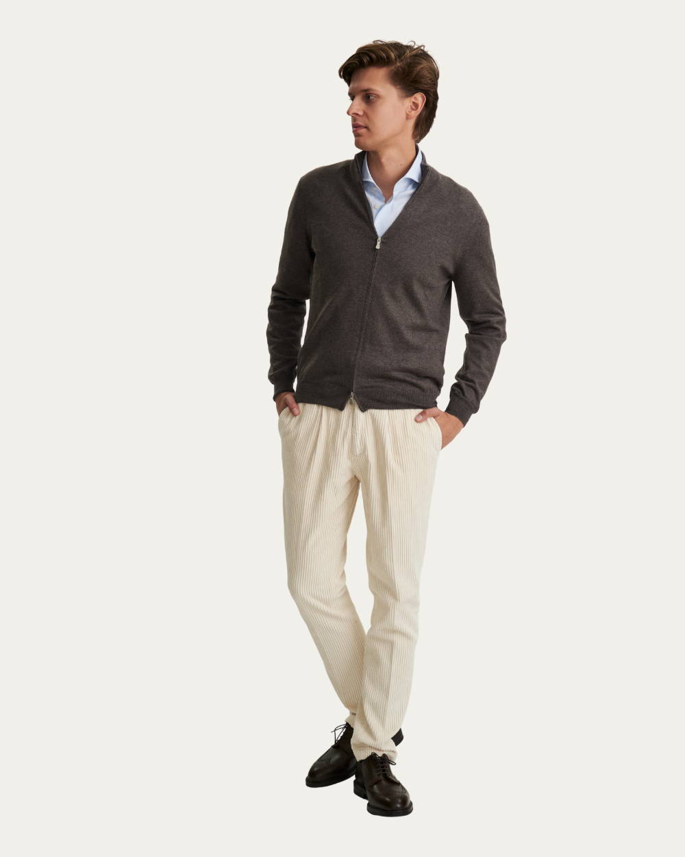 Spodnie sztruksowe w kolorze beżowym. | Devore