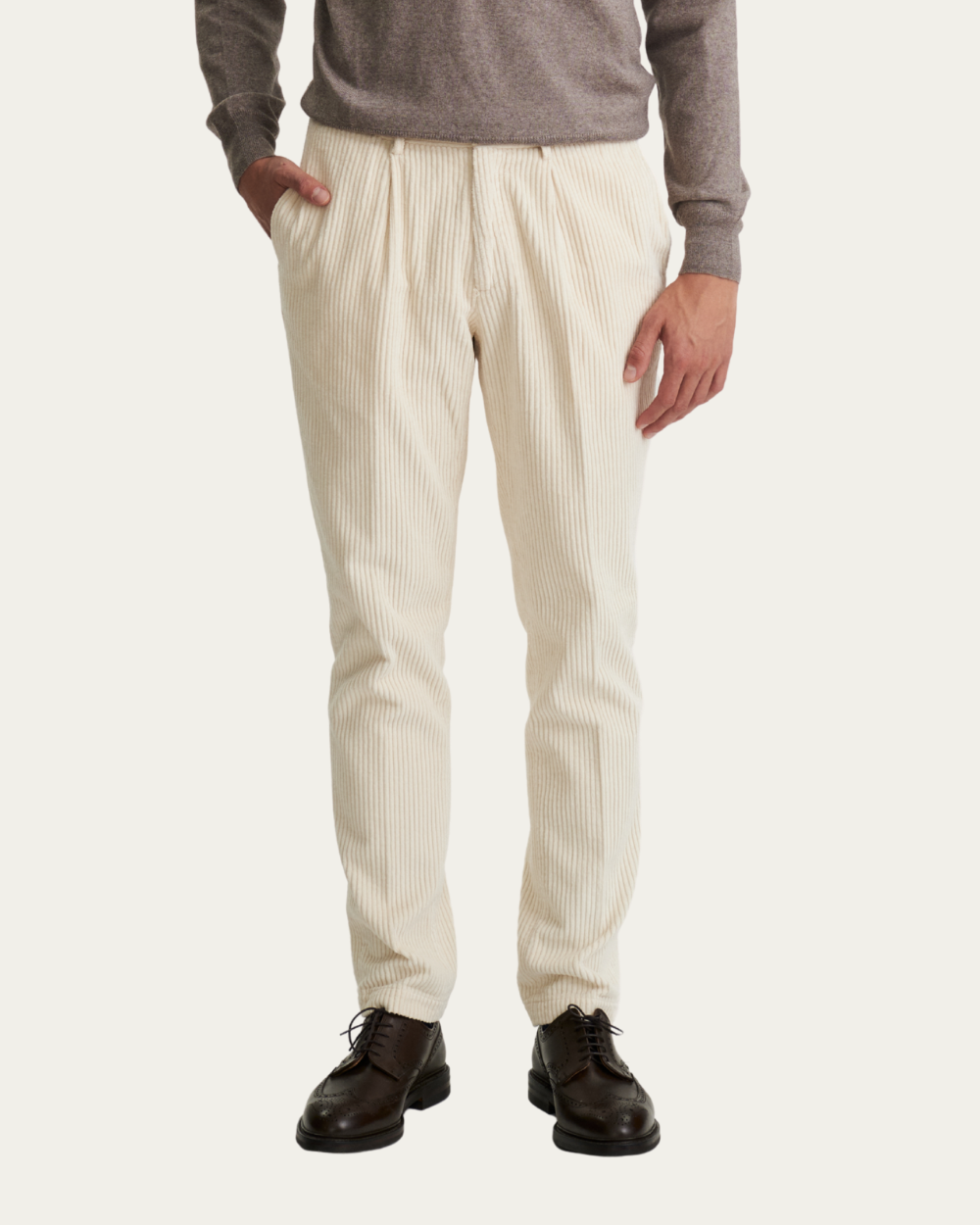 Spodnie sztruksowe w kolorze beżowym. | Devore