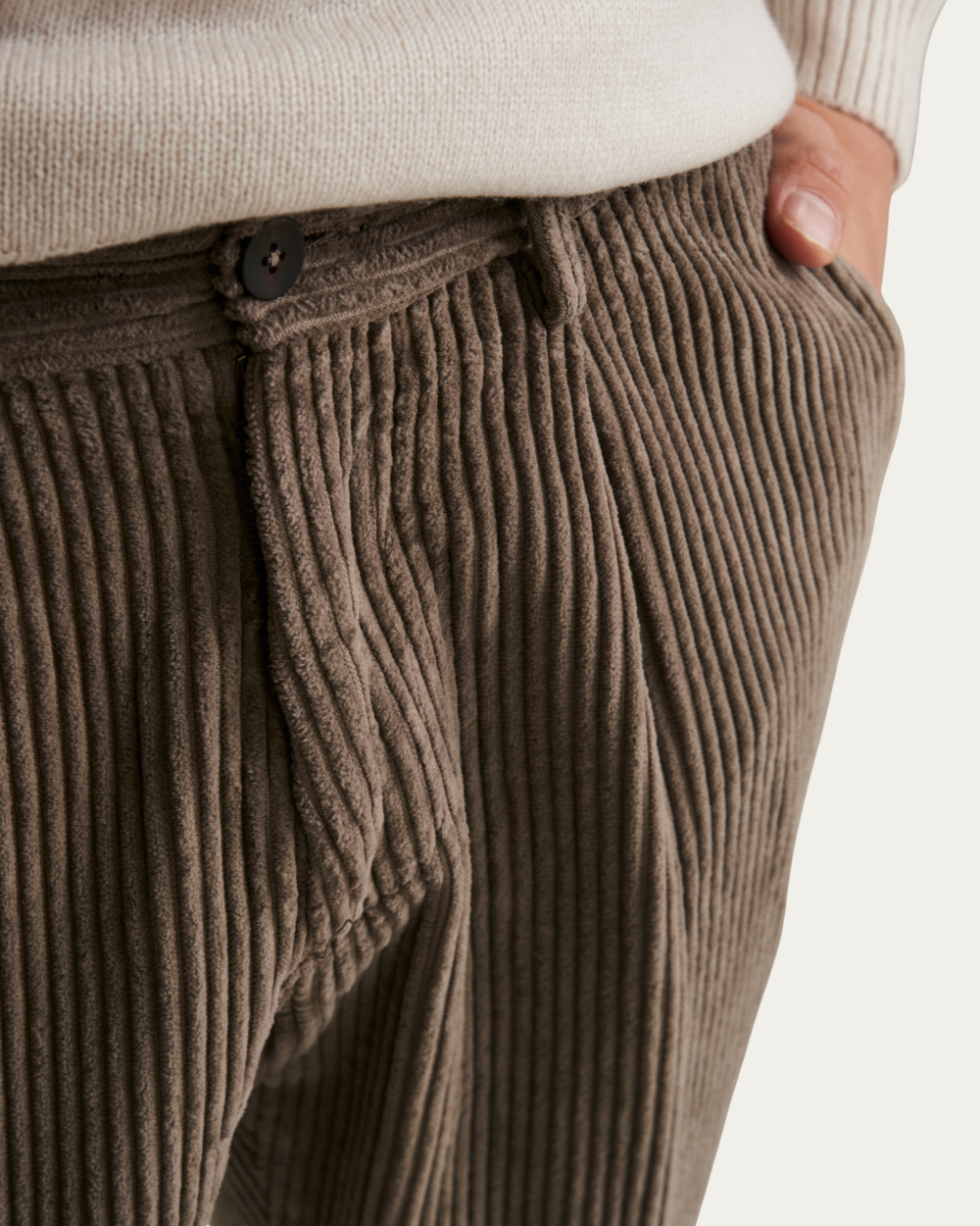 Spodnie sztruksowe w kolorze taupe | Devore