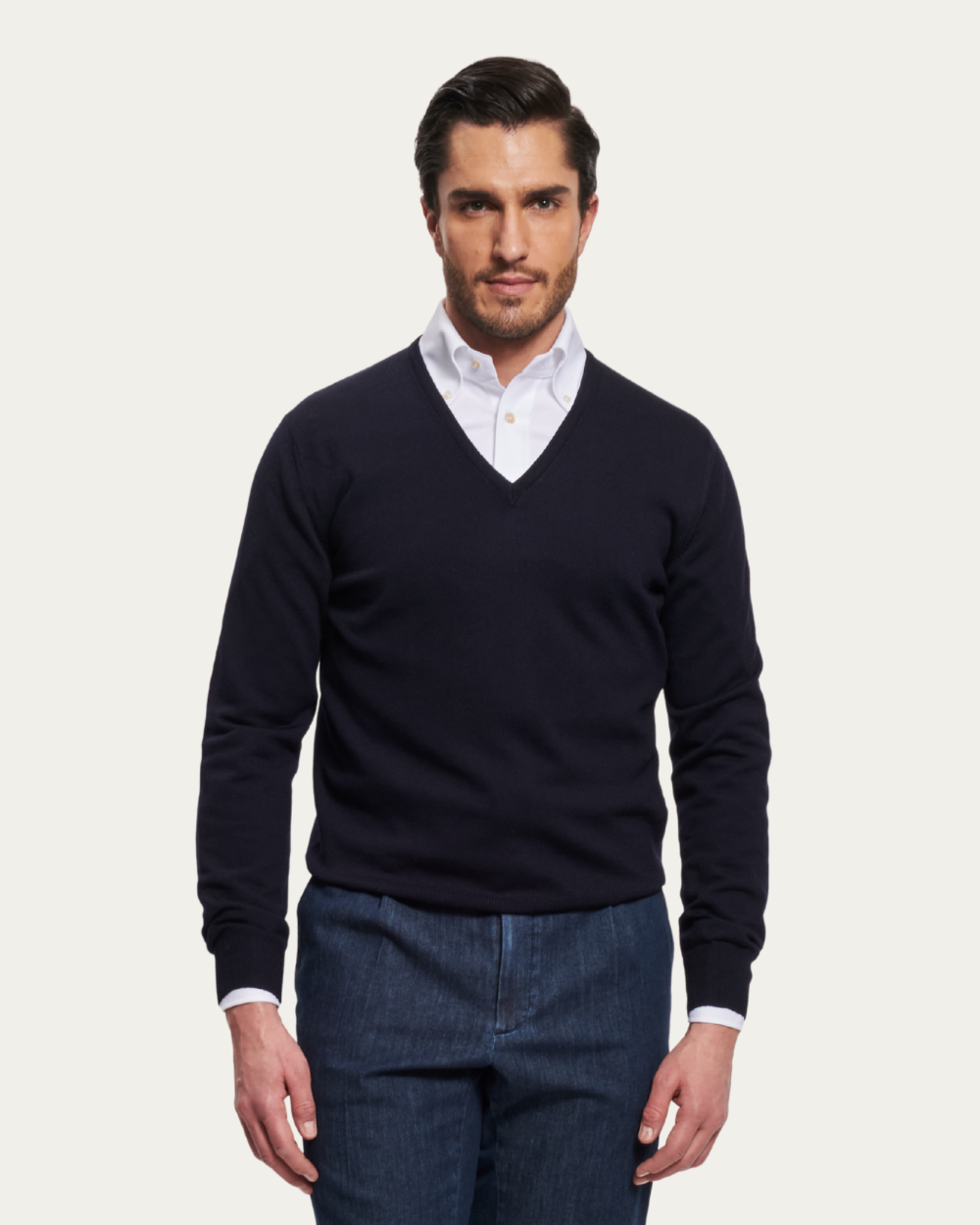 Granatowy sweter z dekoltem w serek z dziewiczej wełny | BERG’S