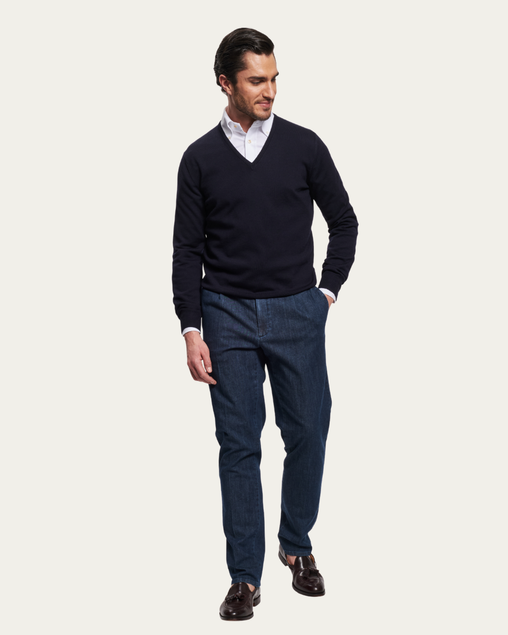 Granatowy sweter z dekoltem w serek z dziewiczej wełny | BERG’S