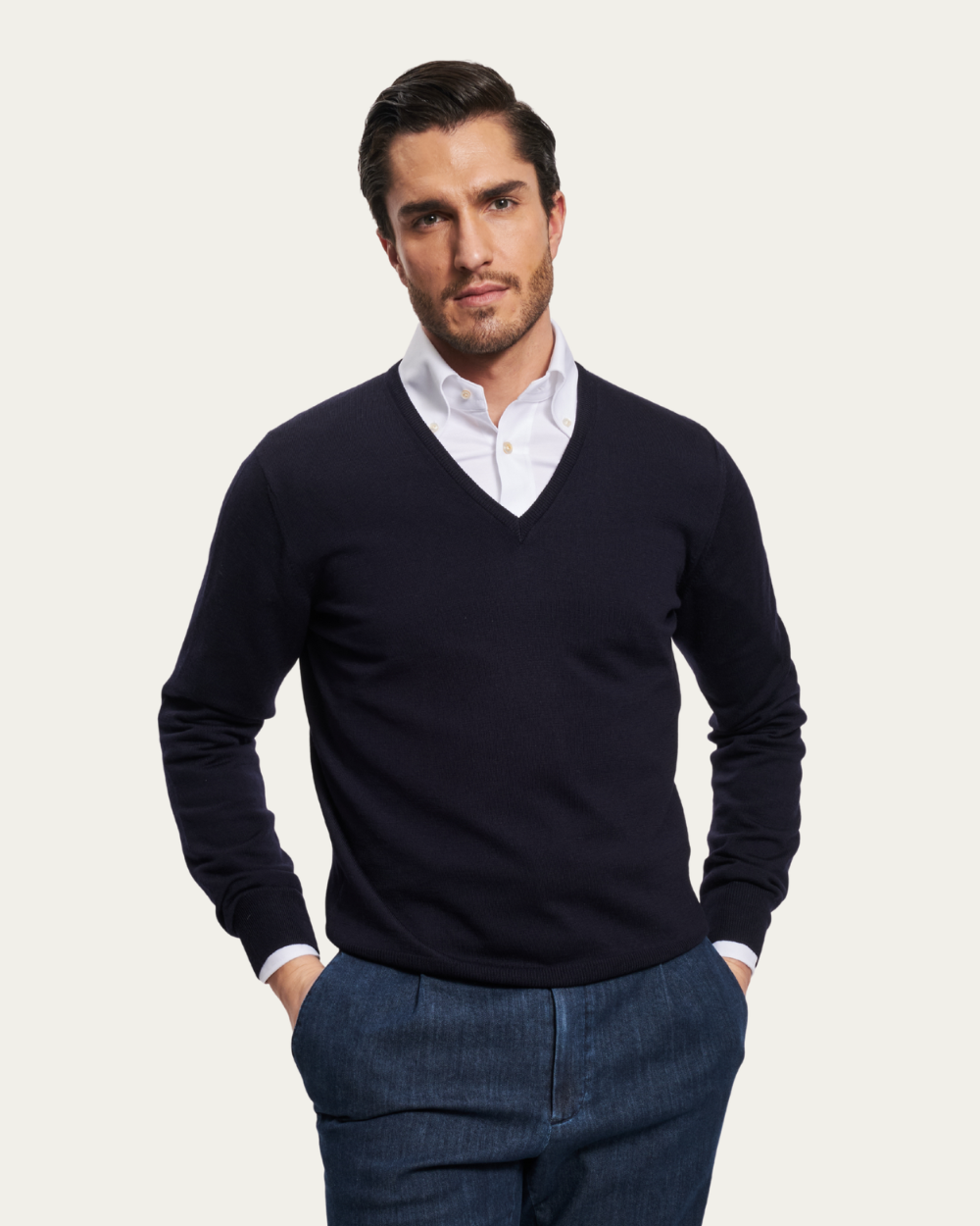 Granatowy sweter z dekoltem w serek z dziewiczej wełny | BERG’S