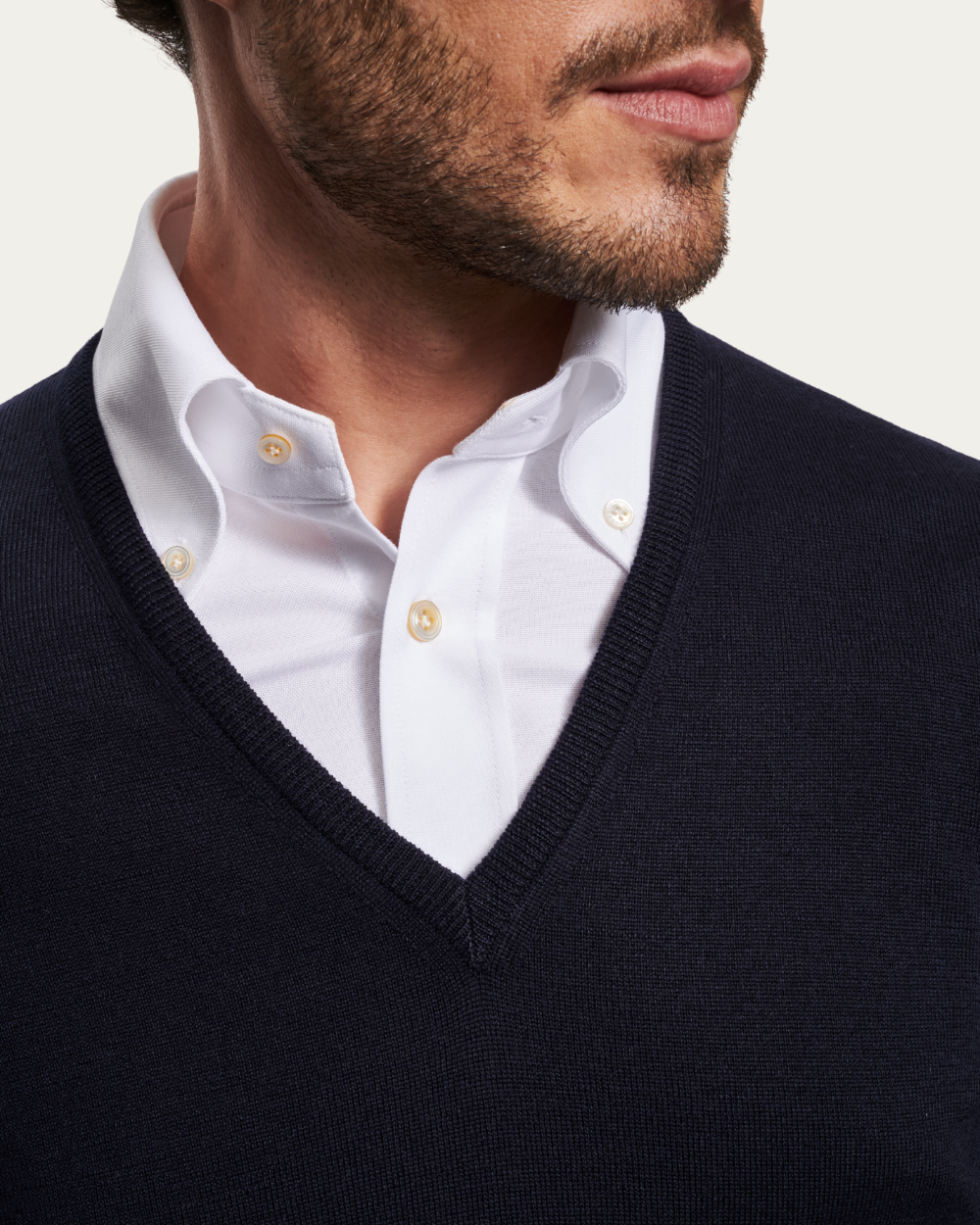 Granatowy sweter z dekoltem w serek z dziewiczej wełny | BERG’S