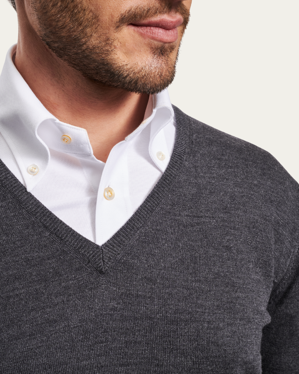 Szary sweter z dekoltem w serek z dziewiczej wełny | BERG’S