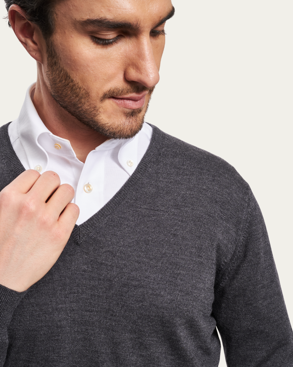 Szary sweter z dekoltem w serek z dziewiczej wełny | BERG’S