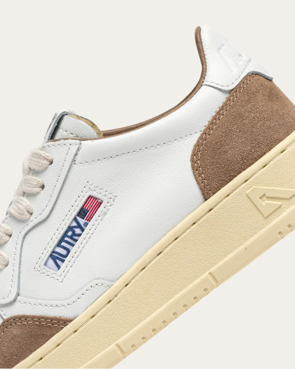 Niskie trampki Medalist z białej skóry i zamszu antylopy | Autry