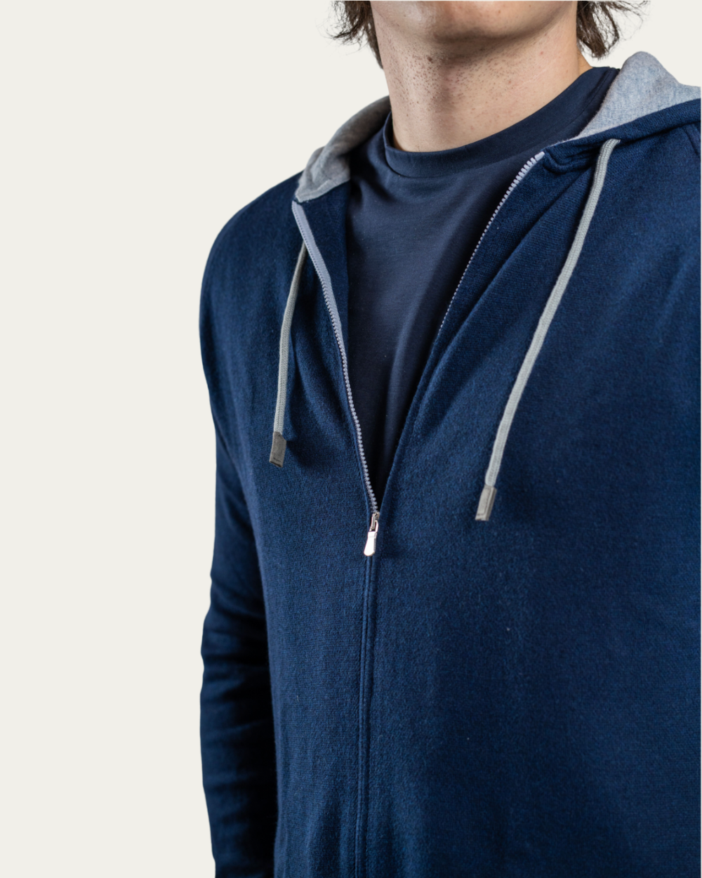 Granatowy sweter z kapturem | Emanuel Berg