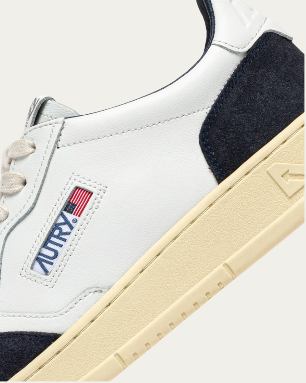 Niskie trampki Medalist z białej skóry i granatowego zamszu  | Autry