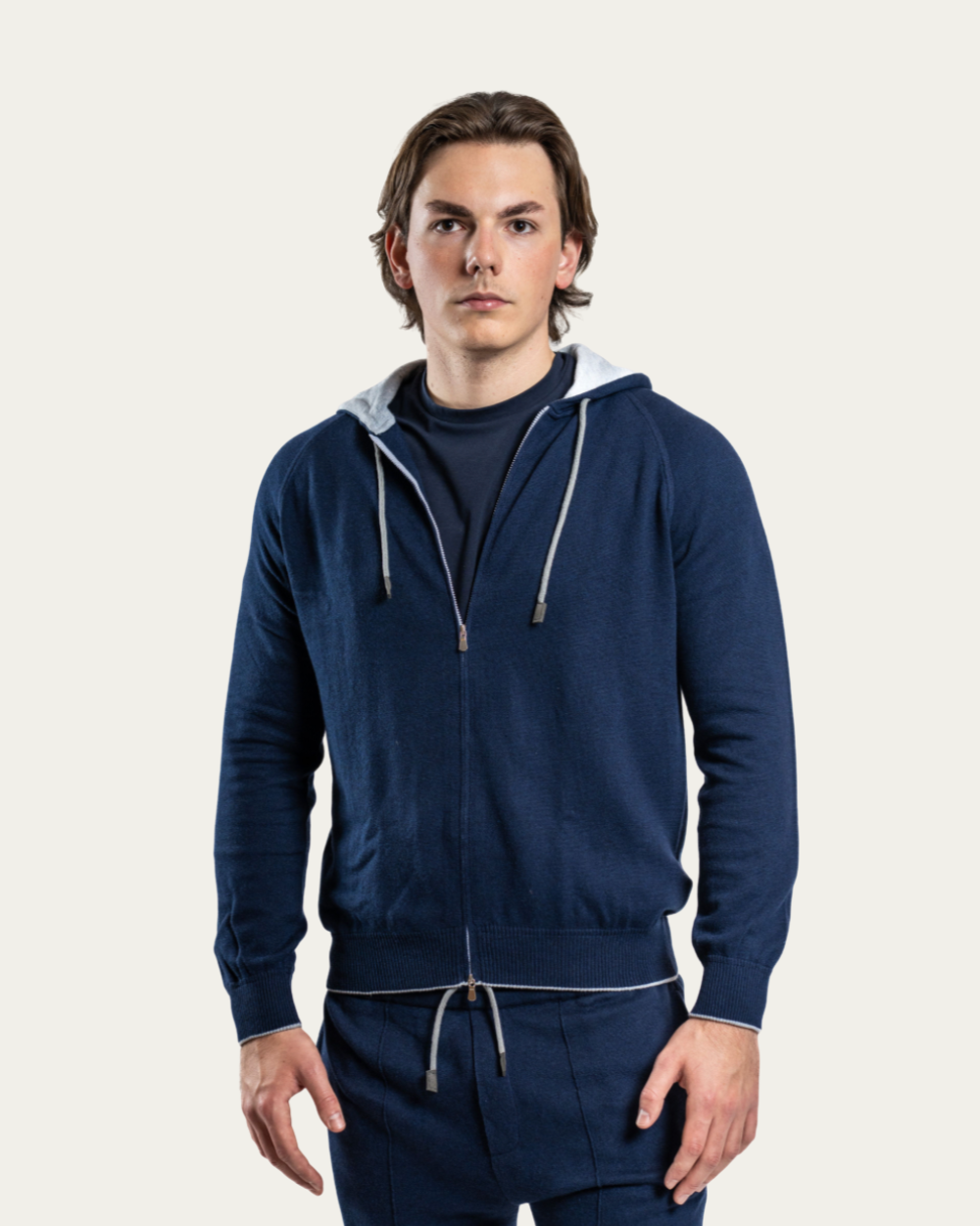 Granatowy sweter z kapturem | Emanuel Berg